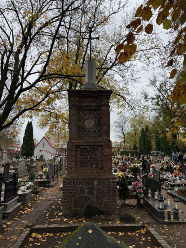  Jesienny spacer po cmentarzu z Muzeum 