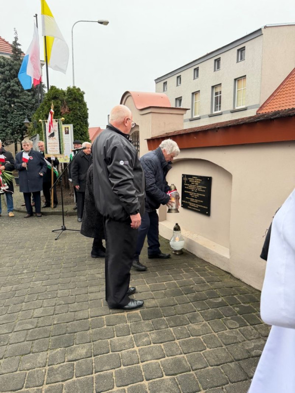  Odsłonięcie tablicy ks. L. Reszelskiego 