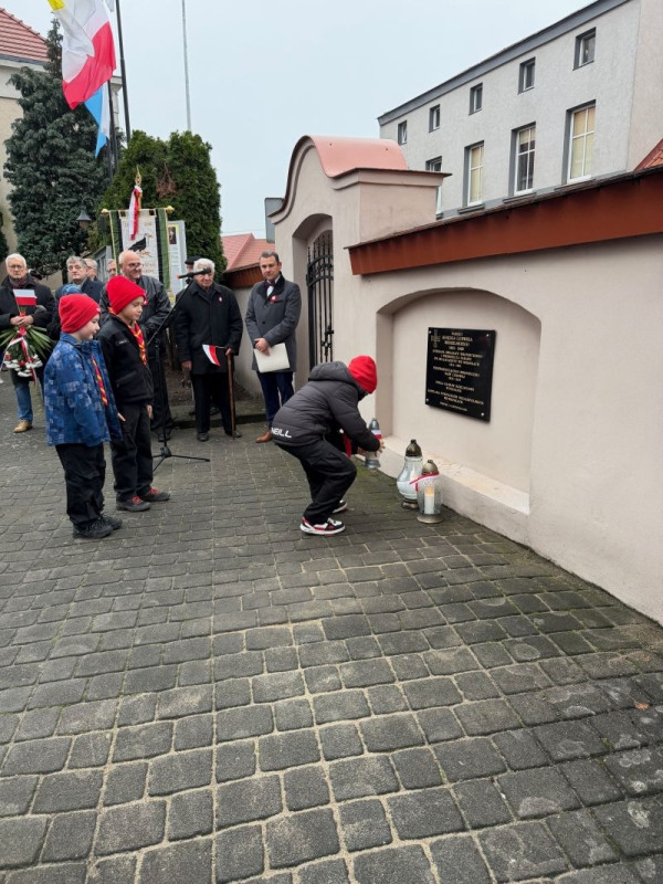  Odsłonięcie tablicy ks. L. Reszelskiego 