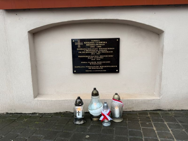  Odsłonięcie tablicy ks. L. Reszelskiego 