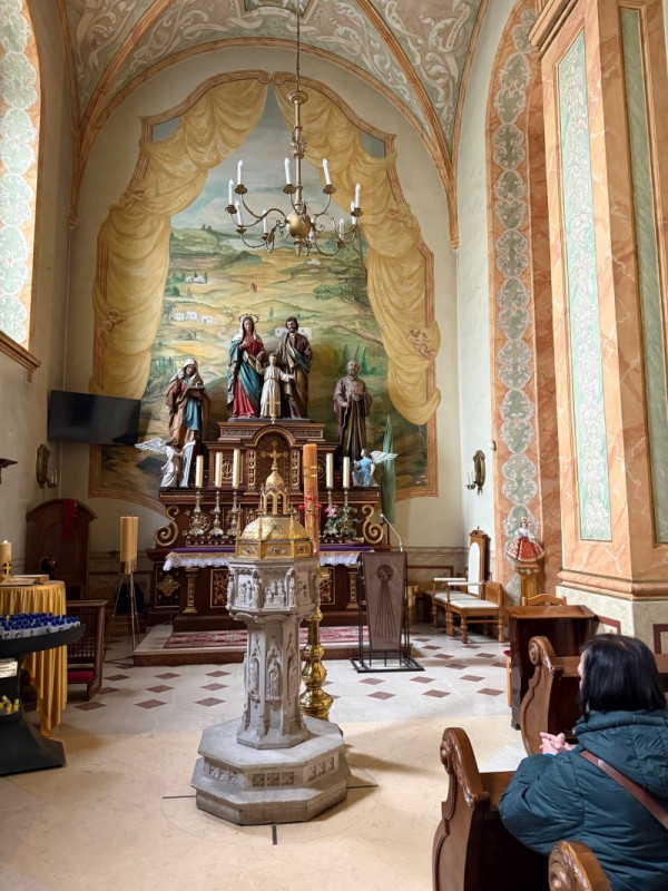  Bazylika w Wadowicach - kaplica Świętej Rodziny z chrzcielnicą 