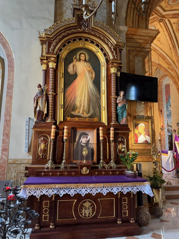  Bazylika w Wadowicach - ołtarz Pana Jezusa z relikwiami św. Faustyny 