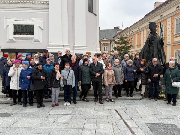  Wadowice - fotografia przy pomniku św. Jana Pawła II 