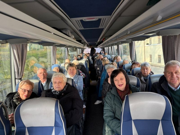  Pielgrzymi przed wyjazdem z Kalwarii do Łagiewnik 