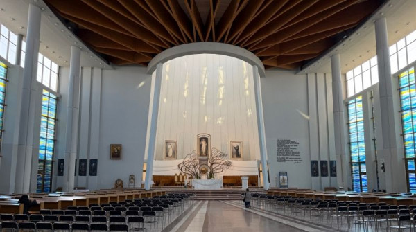  Wnętrze Bazyliki Bożego Miłosierdzia 