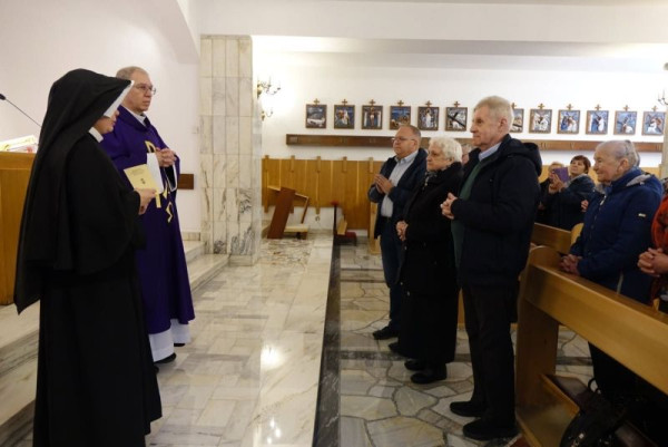  Kaplica Męki Pańskiej - przekazanie relikwii delegacji parafian 