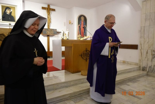  Siostra M. Norberta i ks. proboszcz po przekazaniu relikwii 