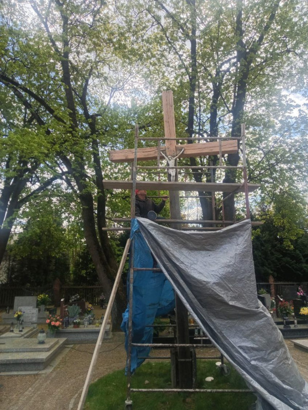  Renowacja krzyża na cmentarzu 