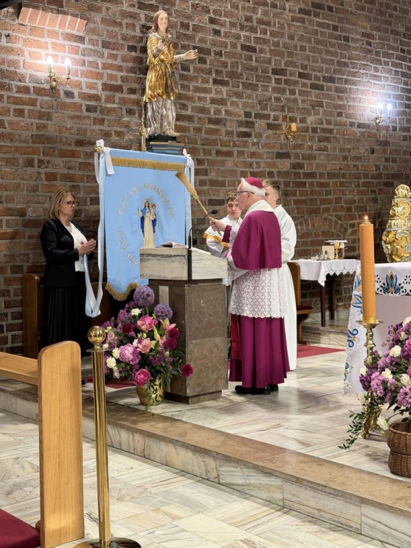  Poświęcenie sztandaru Różańca Rodziców 