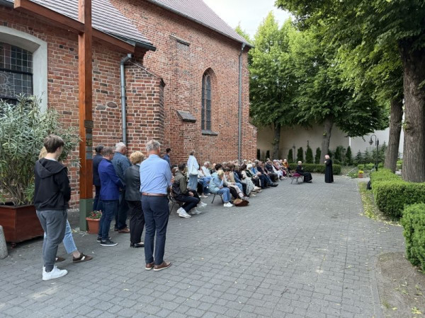  Uczestnicy nabożeństwa majowego 