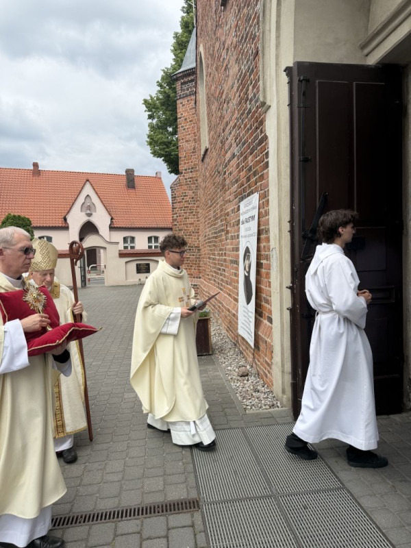  Wprowadzenie relikwii św. Faustyny 