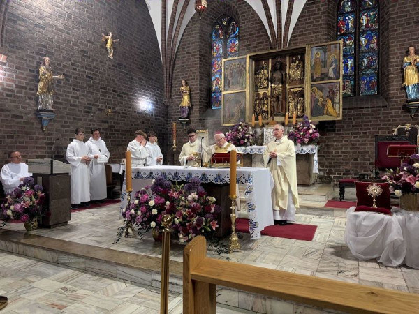  Okadzenie ołtarza 