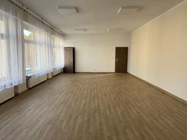 Nowa podłoga w sali na piętrze i wykończenie schodów