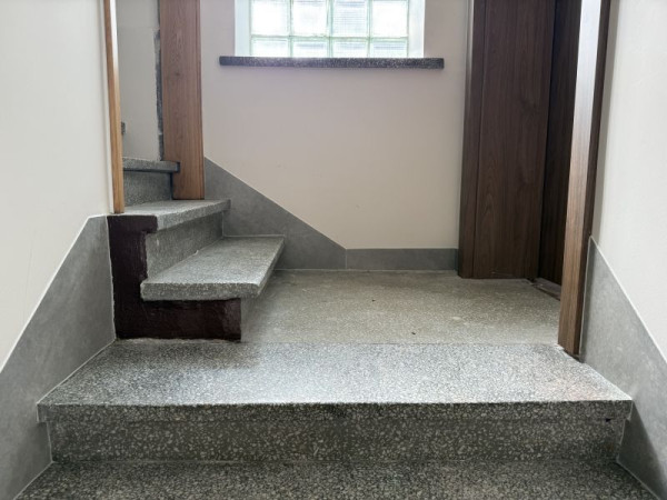  Zabezpieczenie ściany przy wejściu na korytarz 