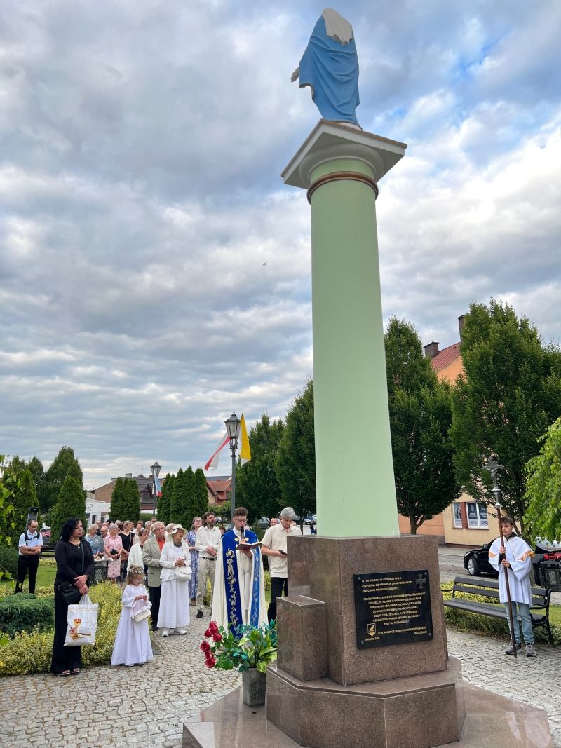 Procesja do figury Matki Bożej na Plac Wolności