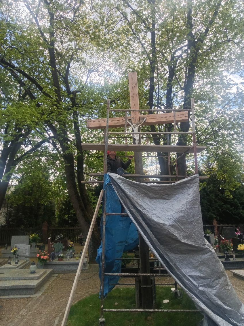 Renowacja krzyża na cmentarzu